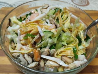 Ledinis salotas su jūros gėrybėmis pagrindine nuotrauka