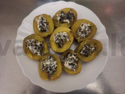 Bulvių valtelės su jūros kopūstais ir varškės sūriu pagrindine nuotrauka