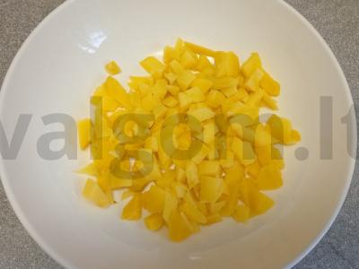 Vegetariška okroška su raudonuoju svogūnu ant duonos kvašo Žingsnis 1