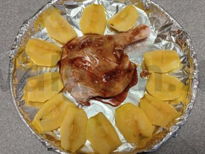 Anties šlaunelė, marinuota medaus marinade ir kepta su obuoliais Žingsnis 4