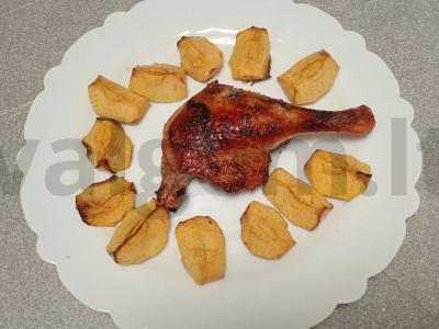 Anties šlaunelė, marinuota medaus marinade ir kepta su obuoliais Žingsnis 5