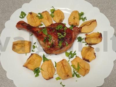 Anties šlaunelė, marinuota medaus marinade ir kepta su obuoliais pagrindine nuotrauka