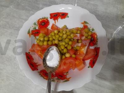 Sultingas pomidorų salotas su žirneliais ir svogūnais Žingsnis 4