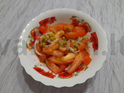 Sultingas pomidorų salotas su žirneliais ir svogūnais pagrindine nuotrauka