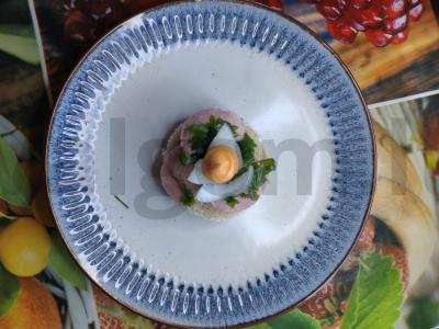 Sumuštinis su kumpiu, žolelėmis ir padažu pagrindine nuotrauka