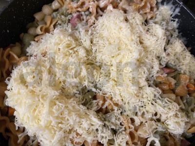 Makaronai su dešra, sūriu ir daržovėmis Žingsnis 5