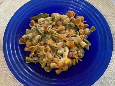 Makaronai su dešra, sūriu ir daržovėmis pagrindine nuotrauka