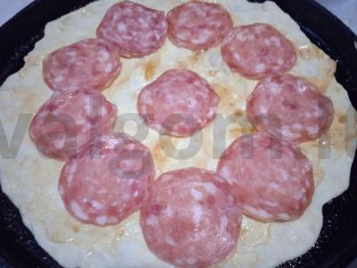 Pica su sūdyta dešra, alyvuogėmis ir pievagrybiais Žingsnis 4