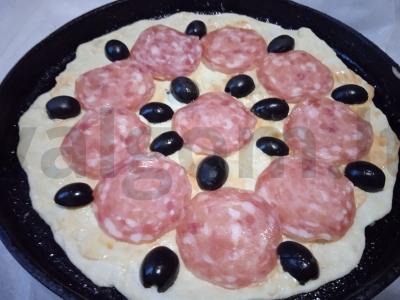 Pica su sūdyta dešra, alyvuogėmis ir pievagrybiais Žingsnis 5