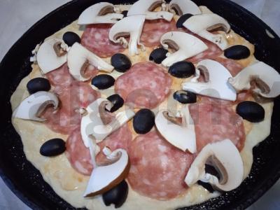 Pica su sūdyta dešra, alyvuogėmis ir pievagrybiais Žingsnis 6