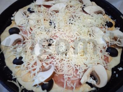 Pica su sūdyta dešra, alyvuogėmis ir pievagrybiais Žingsnis 7