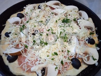 Pica su sūdyta dešra, alyvuogėmis ir pievagrybiais Žingsnis 8