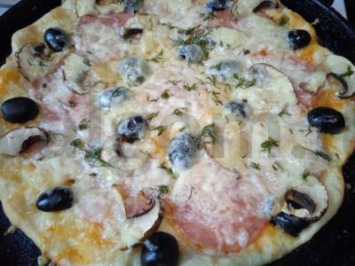 Pica su sūdyta dešra, alyvuogėmis ir pievagrybiais Žingsnis 9