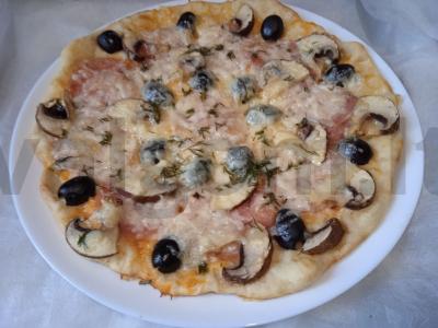 Pica su sūdyta dešra, alyvuogėmis ir pievagrybiais pagrindine nuotrauka