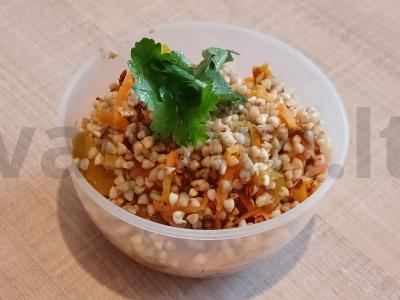 Žaliosios grikių garnyras su paprika, morkomis ir česnaku pagrindine nuotrauka