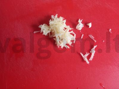 Kumpiai su česnaku padažu Žingsnis 1