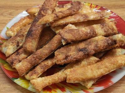 Sluoksniuotos lazdelės su ruduoju cukrumi ir cinamonu pagrindine nuotrauka