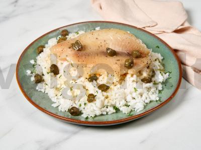 Virta tilapija su kaparėliais ir rozmarinu pagrindine nuotrauka