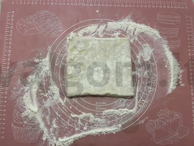 Sūrio picos vyniojimai iš sluoksniuotos tešlos Žingsnis 1