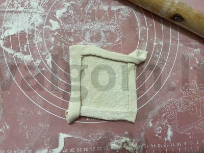 Sūrio picos vyniojimai iš sluoksniuotos tešlos Žingsnis 4