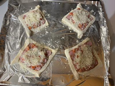 Sūrio picos vyniojimai iš sluoksniuotos tešlos Žingsnis 13