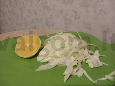 Vitaminų salotas iš kopūstų, daikono ir obuolio Žingsnis 1