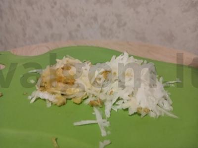 Vitaminų salotas iš kopūstų, daikono ir obuolio Žingsnis 2