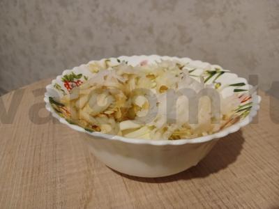 Vitaminų salotas iš kopūstų, daikono ir obuolio Žingsnis 3