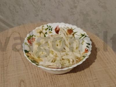 Vitaminų salotas iš kopūstų, daikono ir obuolio pagrindine nuotrauka