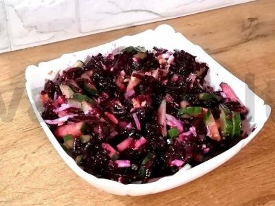 Salotos su burokėliais ir šviežiu agurku pagrindine nuotrauka