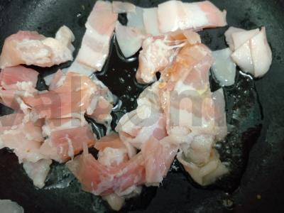 Farfalle su bekono, grietinėlės ir sūrio padažu Žingsnis 1