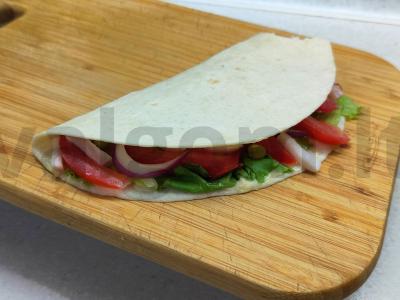 Tortilija iš kvietinės plokštelės su daržovėmis pagrindine nuotrauka