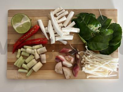 Tom Yum su kokosų pienu ir čili pasta Žingsnis 1