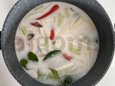 Tom Yum su kokosų pienu ir čili pasta Žingsnis 3