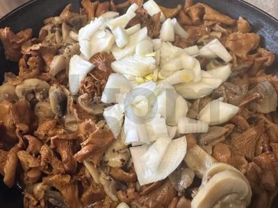 Grybų žiuljenas su voveraitėmis ir pievagrybiais Žingsnis 3