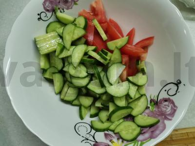 Daržovių salotas su feta sūriu ir alyvuogėmis Žingsnis 1