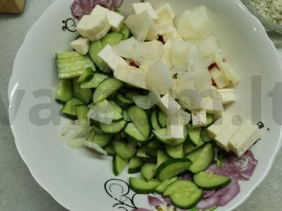 Daržovių salotas su feta sūriu ir alyvuogėmis Žingsnis 2