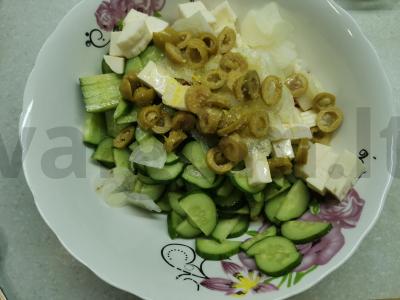 Daržovių salotas su feta sūriu ir alyvuogėmis Žingsnis 3