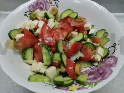 Daržovių salotas su feta sūriu ir alyvuogėmis pagrindine nuotrauka