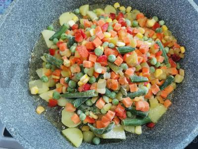 Daržovių mišinys kiaušiniuose Žingsnis 2