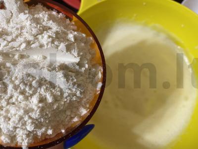 Greitas pyragas su manų kruopomis arbatai Žingsnis 4