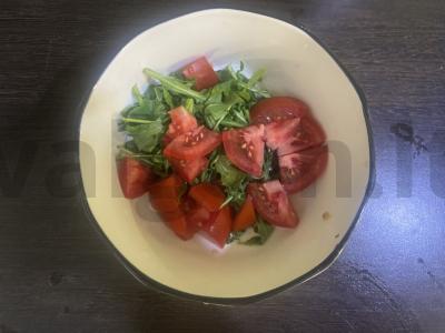 Rukolos salotos su pomidorais ir fetos sūriu Žingsnis 2