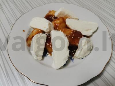 Bananas karamelėje su ledais pagrindine nuotrauka