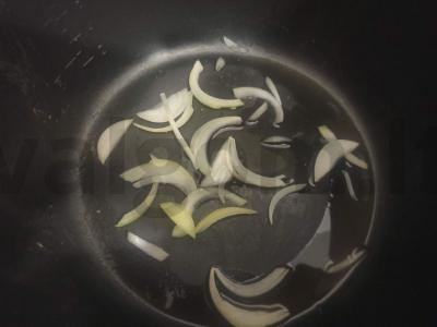 Virta lęša su keptu svogūnu ir sūriu Žingsnis 2