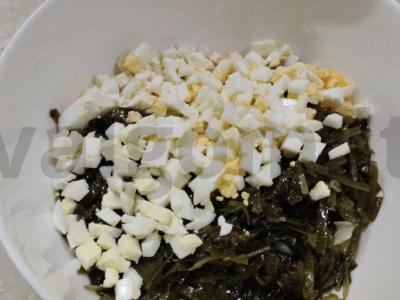 Puikus salotas su jūros kopūstais ir krabų lazdelėmis Žingsnis 2