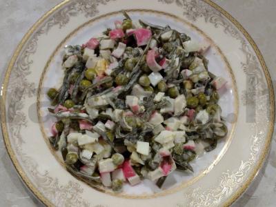 Puikus salotas su jūros kopūstais ir krabų lazdelėmis pagrindine nuotrauka