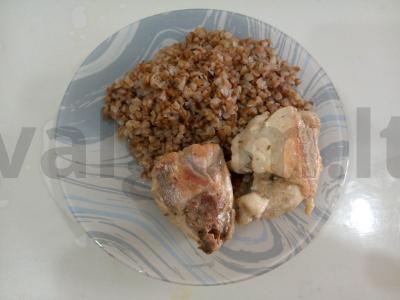 Vištiena tabaka su paprika ir prieskoniais pagrindine nuotrauka