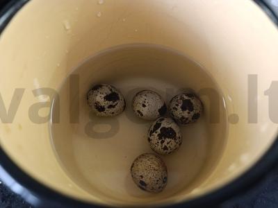 Salotos su špinatais ir putpelių kiaušiniu Žingsnis 1