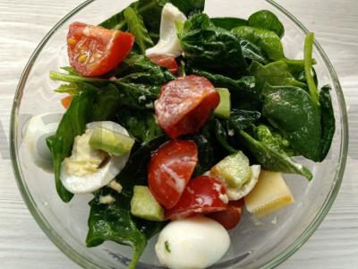 Salotos su špinatais ir putpelių kiaušiniu pagrindine nuotrauka