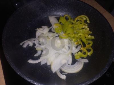 Kiaušinienė su kumpiu ir svogūnais pusryčiams Žingsnis 1